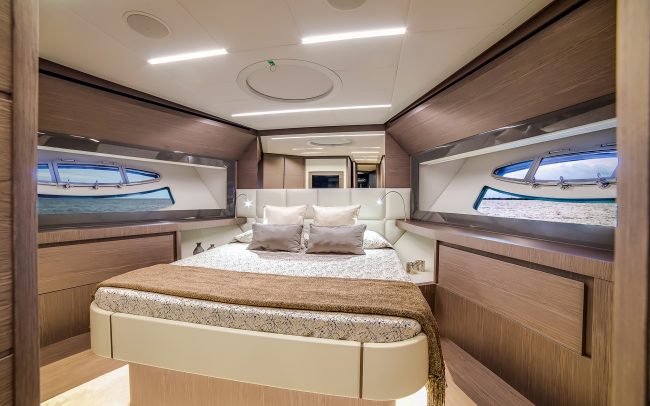 Pershing 74 lower deck